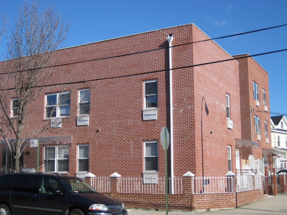 97-39 Corona Ave in Flushing, NY - Foto de edificio