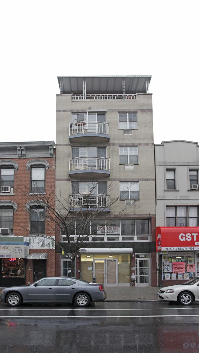 667 Grand St in Brooklyn, NY - Building Photo - Building Photo