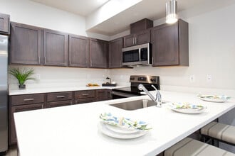 42 Lopseed Ln in Ponderay, ID - Foto de edificio - Building Photo