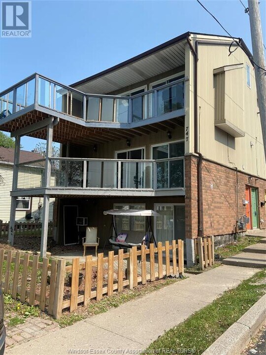 747 Chatham St E in Windsor, ON - Building Photo
