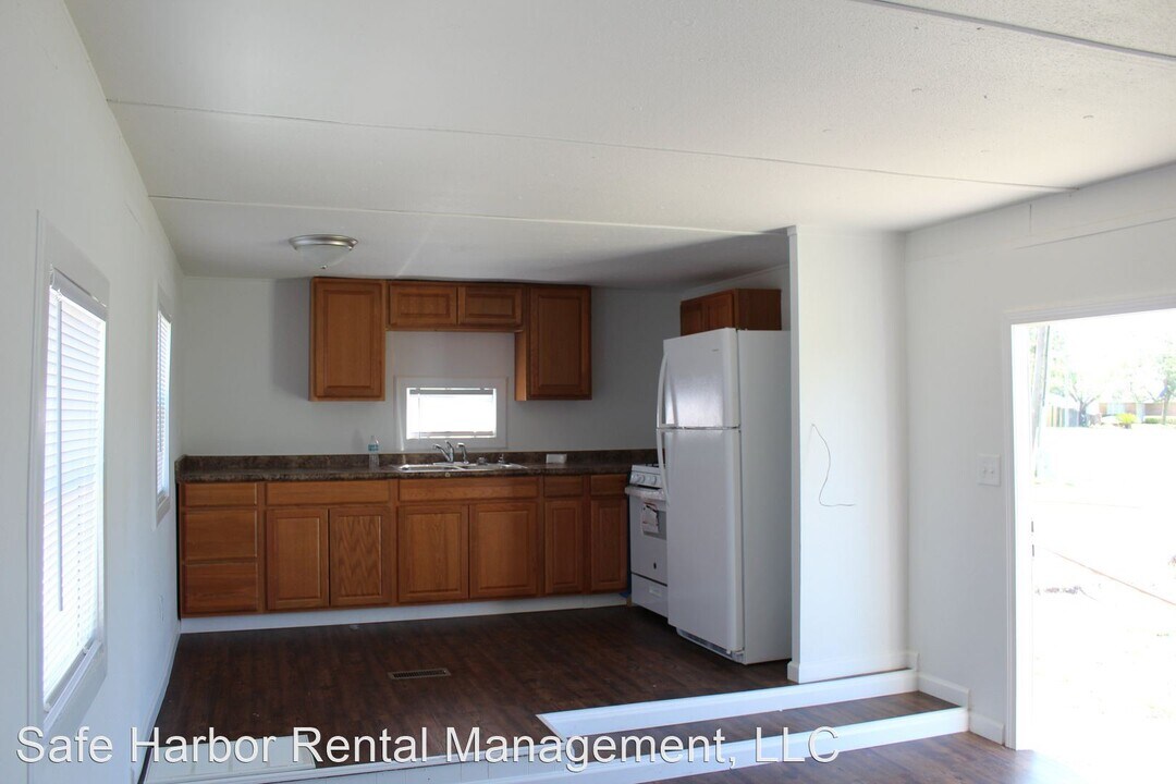 2496 US-98 in Mary Esther, FL - Building Photo