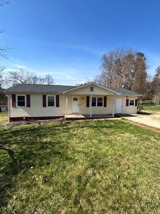 3421 Happy Acres Rd in Knoxville, TN - Building Photo