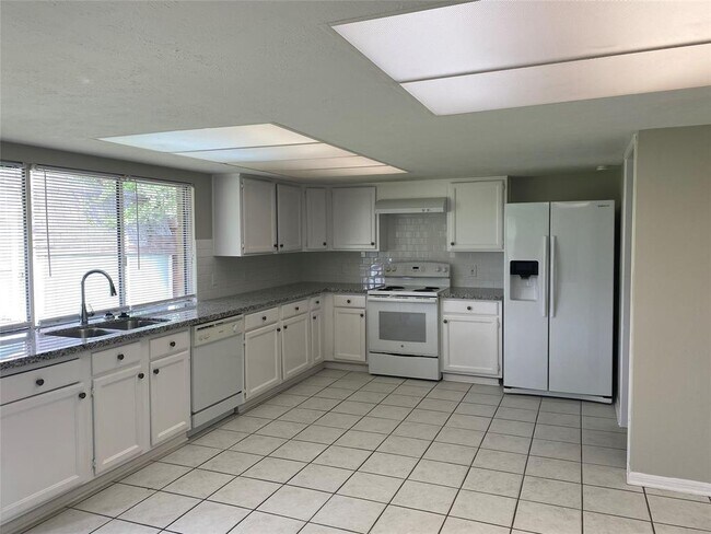 16635 Cairnway Dr photo'