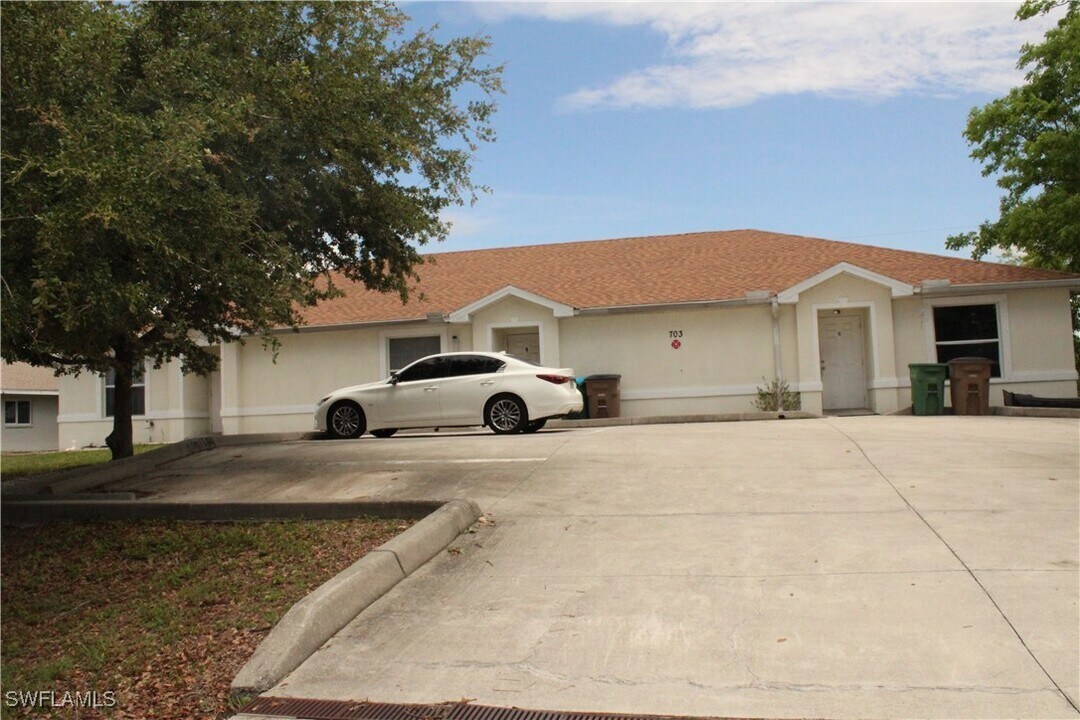 703 SE 8th Terrace in Cape Coral, FL - Building Photo