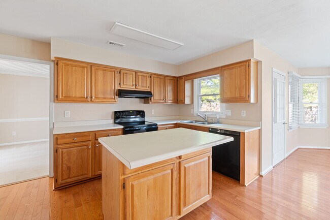 1073 Heatherwood Dr in Virginia Beach, VA - Building Photo - Building Photo