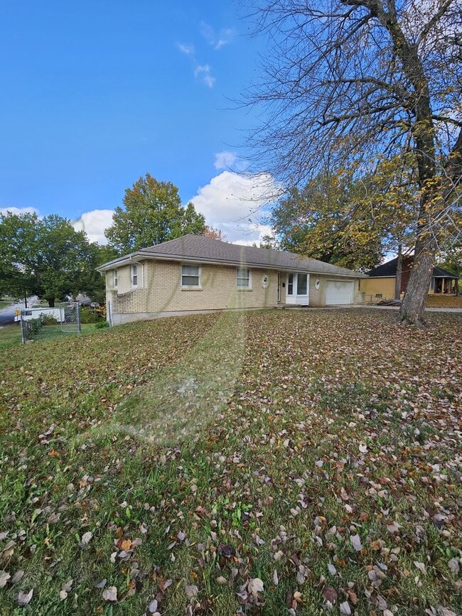 9000 E 57th St in Raytown, MO - Foto de edificio - Building Photo