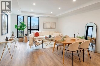 4390 Hillview Dr in Beamsville, ON - Building Photo - Building Photo