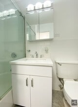 East 82nd Street, Unit 3K in New York, NY - Building Photo - Building Photo