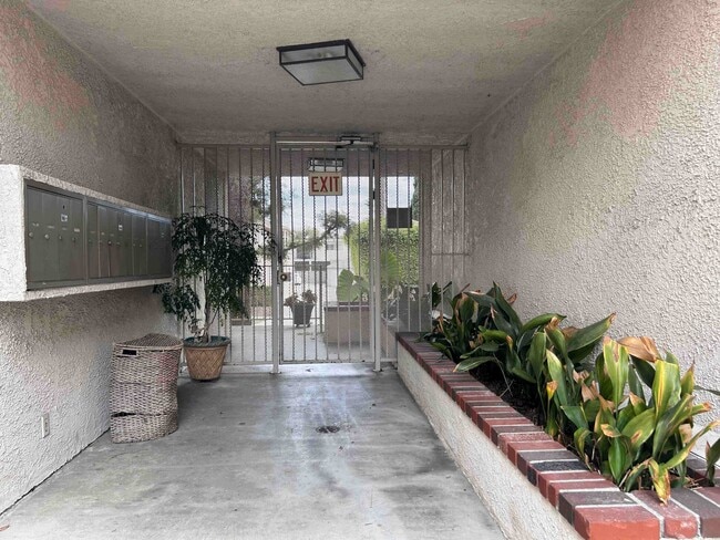 9715 Charnock Ave in Los Angeles, CA - Building Photo - Building Photo