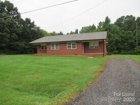1735 River Rd in Lincolnton, NC - Building Photo