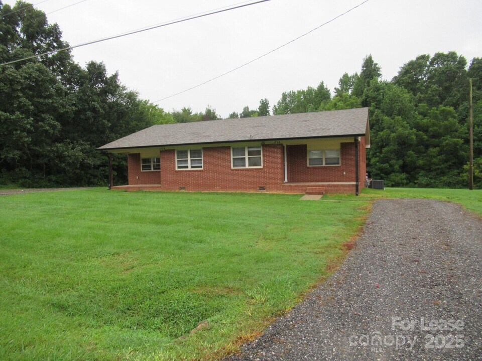 1735 River Rd in Lincolnton, NC - Building Photo