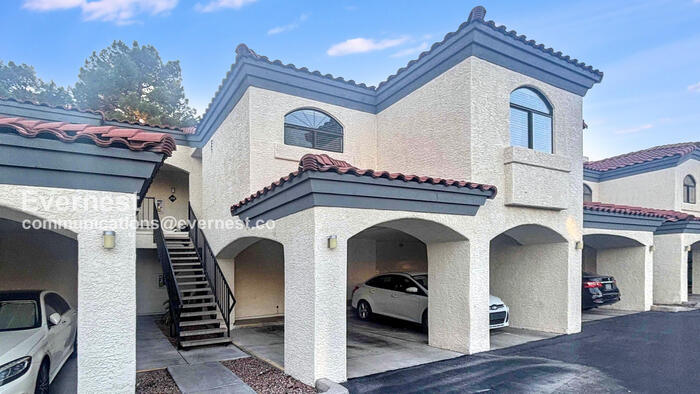 8455 W Sahara Ave in Las Vegas, NV - Building Photo
