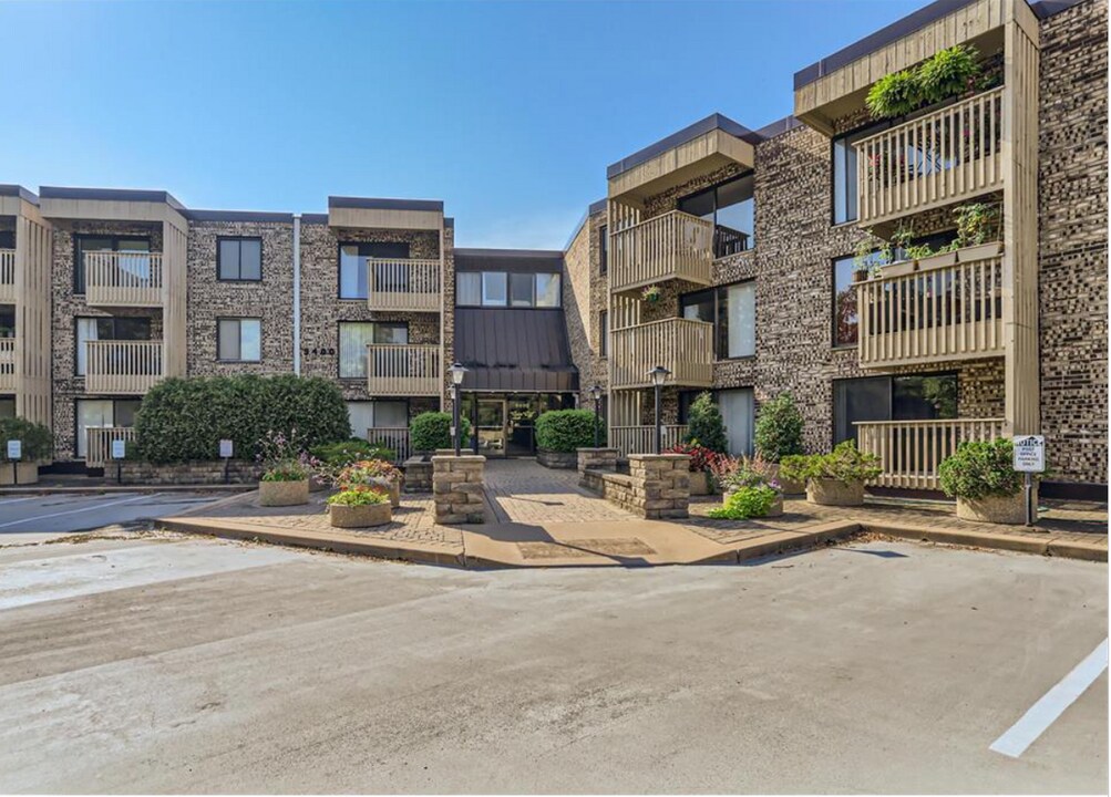 9400 Old Cedar Ave S in Bloomington, MN - Building Photo