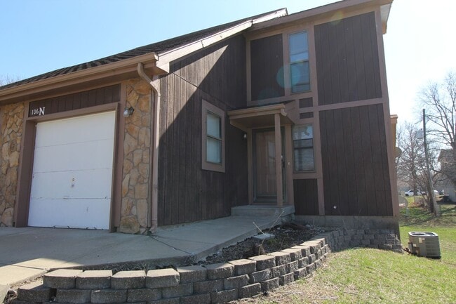 106 N Saxony Dr in Olathe, KS - Building Photo - Building Photo