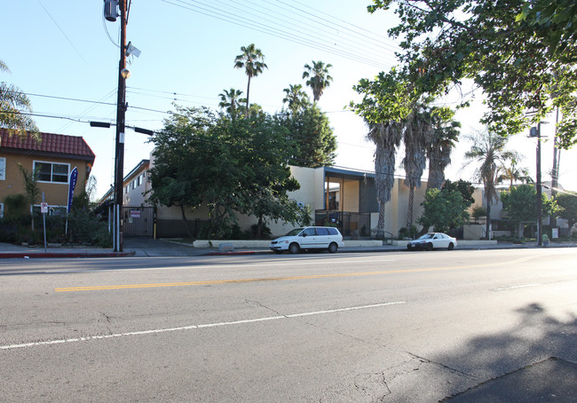 Capri Apartments in Van Nuys, CA - Building Photo - Building Photo