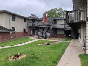 211 W Mill St, Unit 79 in Pleasantville, IA - Foto de edificio - Building Photo