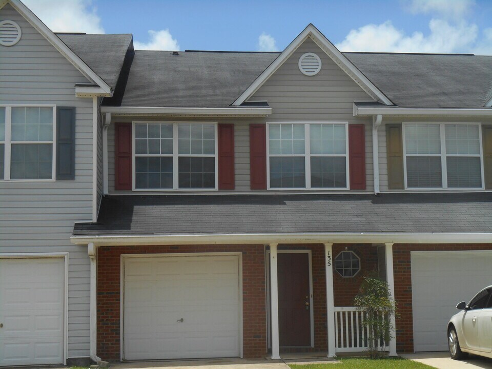 135 Swaying Pine Ct in Crestview, FL - Building Photo
