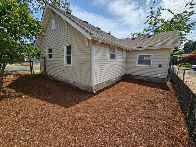 499 17th St SE in Salem, OR - Foto de edificio - Building Photo