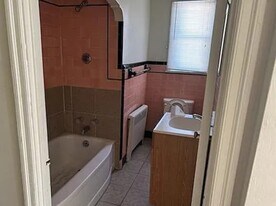 315 W 11th St, Unit 315 B upper floor in Hazleton, PA - Building Photo