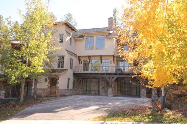 1141 Meadowlark Ln in Whitefish, MT - Foto de edificio - Building Photo