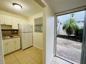 2040 NW 89th Ave in Pembroke Pines, FL - Foto de edificio - Building Photo