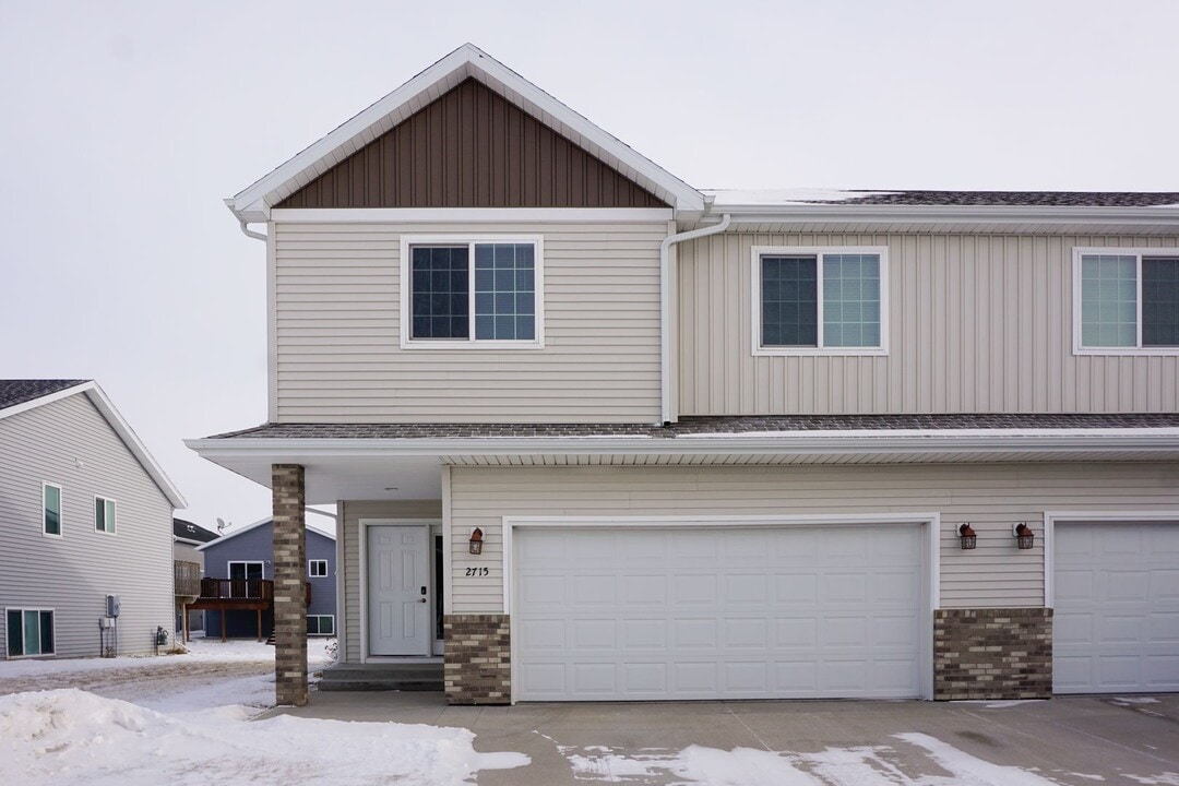 2715 Westwood St W in West Fargo, ND - Building Photo
