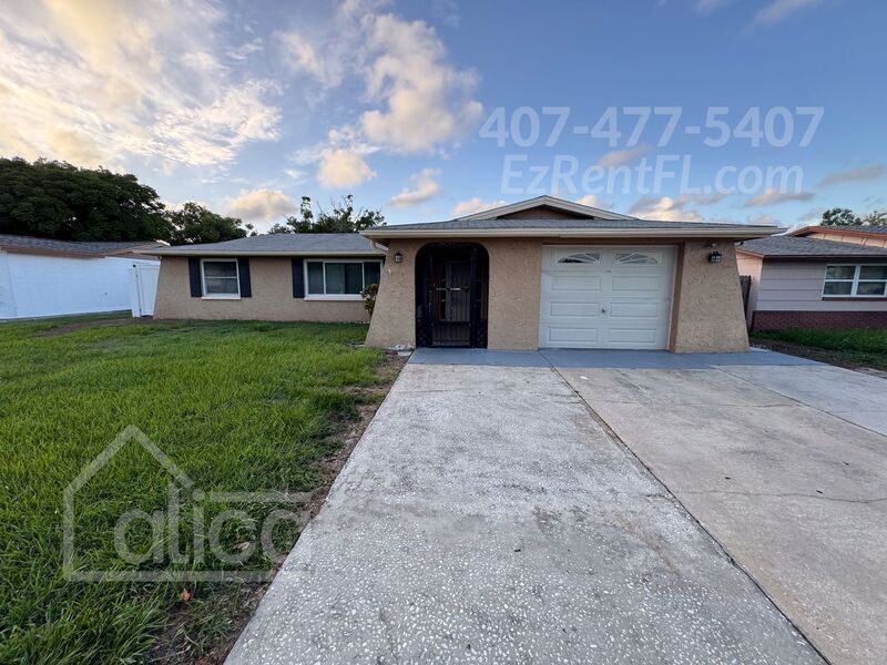 5631 Canosa Dr in Holiday, FL - Foto de edificio