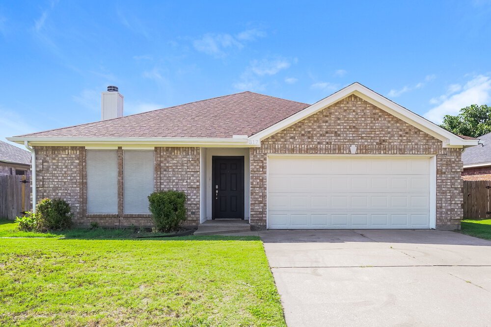 317 Helmsford Trail in Saginaw, TX - Foto de edificio