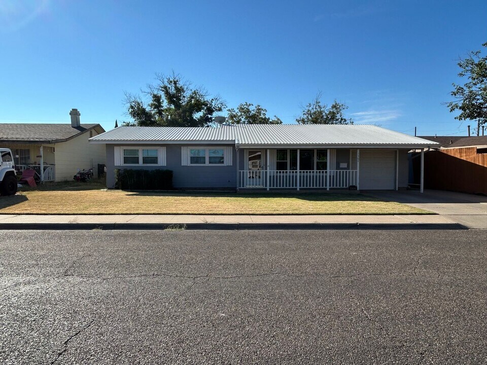 1504 Douglas Dr in Odessa, TX - Building Photo