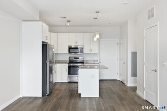 71 Connecticut Ave, Unit 301 in Norwalk, CT - Foto de edificio - Building Photo