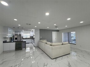 10394 Fairway Heights Blvd in Miami, FL - Foto de edificio - Building Photo