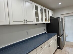 8903 Victoria Rd in Springfield, VA - Foto de edificio - Building Photo