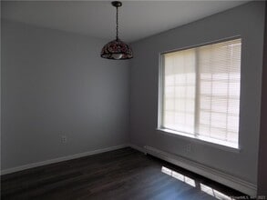 25 Canterbury Ct in Brookfield, CT - Building Photo - Building Photo