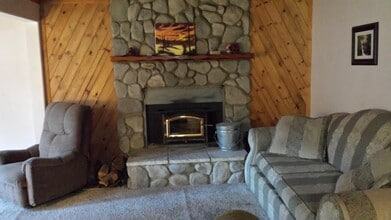 1037 E Country Club Blvd in Big Bear, CA - Building Photo - Building Photo