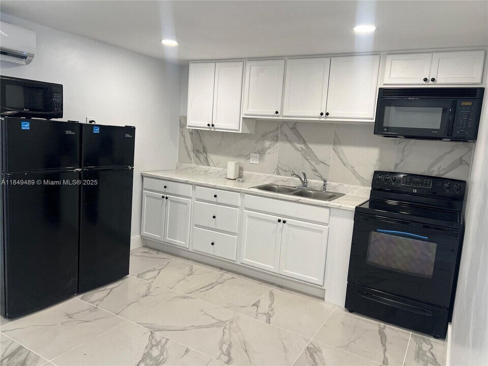 360 NE 174th St in North Miami Beach, FL - Building Photo