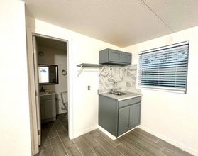 8130 Rolling Log Dr in Orlando, FL - Building Photo - Building Photo