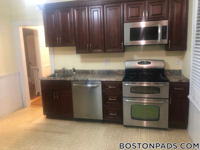 65 Olcott St, Unit 1 in Watertown, MA - Building Photo - Building Photo