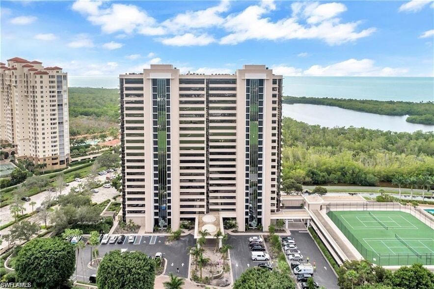 6825 Grenadier Blvd, Unit PH4 in Naples, FL - Foto de edificio