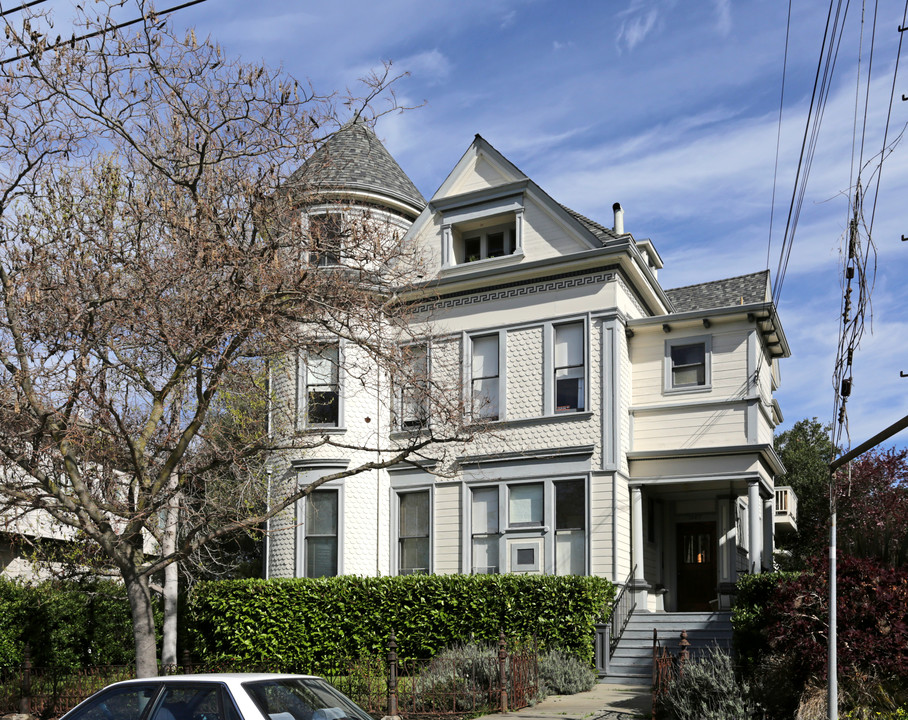 1047 Bella Vista Ave in Oakland, CA - Foto de edificio