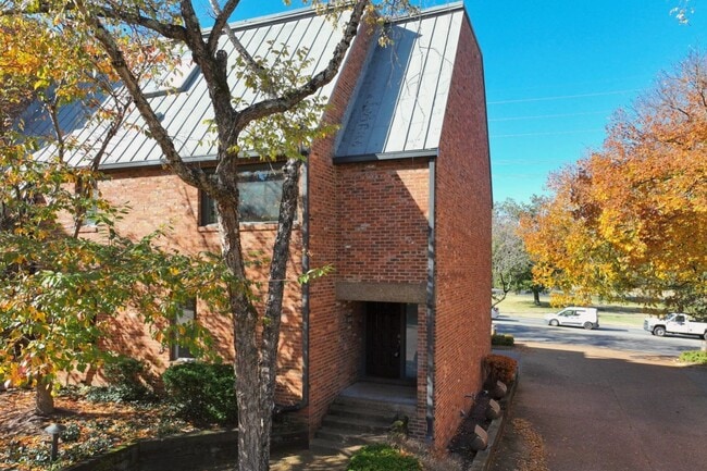 136 Hampton Pl in Nashville, TN - Building Photo - Building Photo