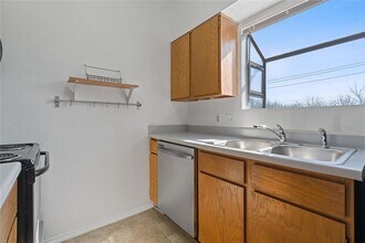 2507 W Slaughter Ln in Austin, TX - Building Photo - Building Photo