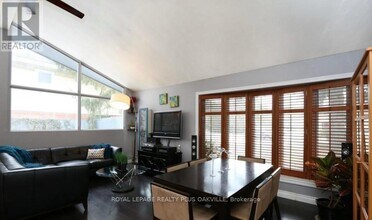 1065 Bomorda Dr in Oakville, ON - Building Photo - Building Photo