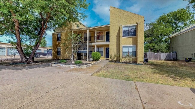 301 Manuel Dr in College Station, TX - Foto de edificio - Building Photo