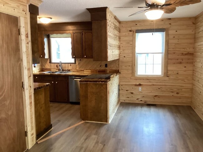 1921 Hallman St in West Columbia, SC - Building Photo - Building Photo