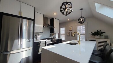33 Pinckney St, Unit 3 in Somerville, MA - Building Photo - Building Photo