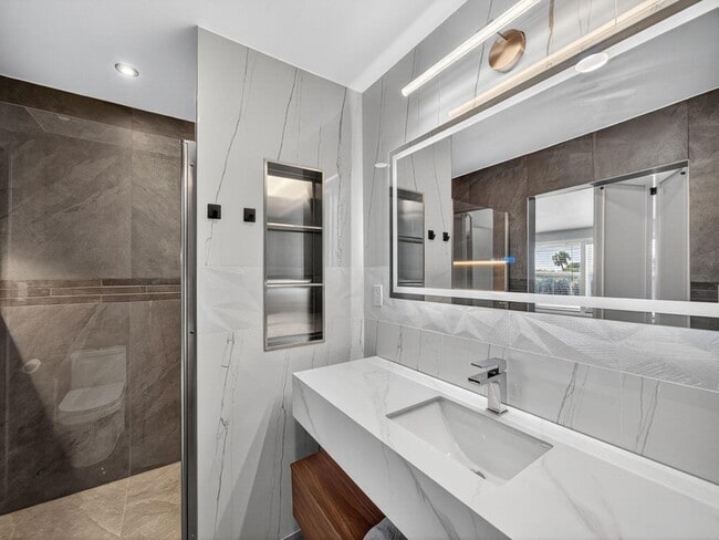 1002 Shorewinds Dr in Fort Pierce, FL - Building Photo - Building Photo