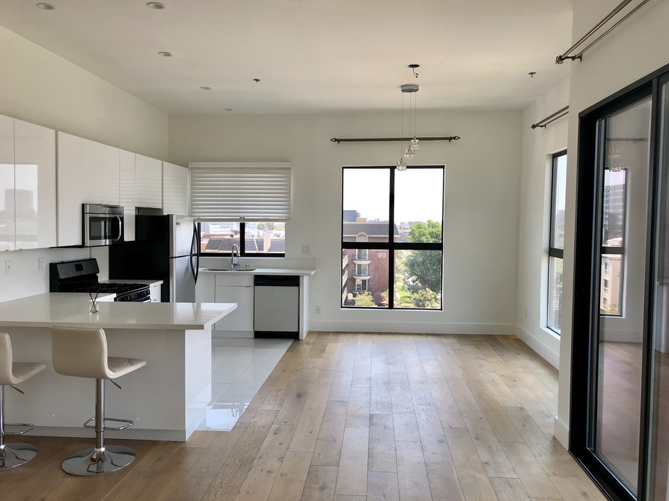 8811 Burton Way, Unit 510 in West Hollywood, CA - Building Photo