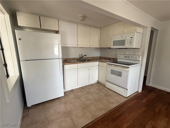 4210 Springs Ln in Bonita Springs, FL - Building Photo - Building Photo
