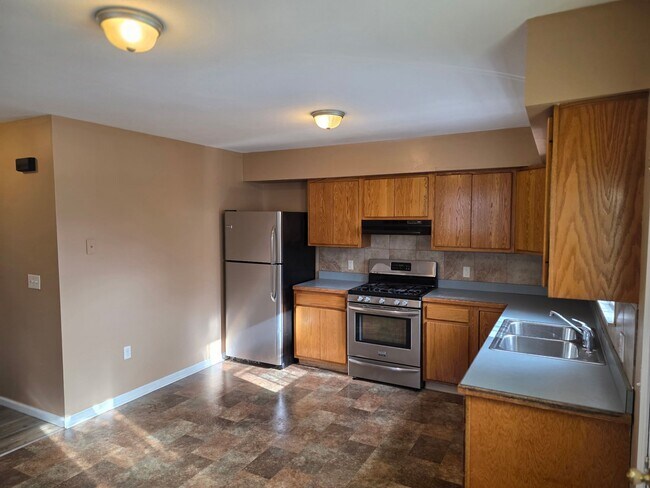 96 E Schuyler St in Oswego, NY - Building Photo - Building Photo