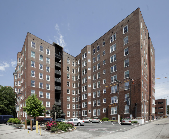 St. Regis Apartments in St. Louis, MO - Building Photo - Building Photo